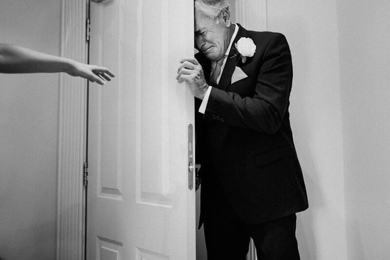 26 трогателни снимки на бащи, които не сдържаха емоцията си на сватбата на дъщеря си