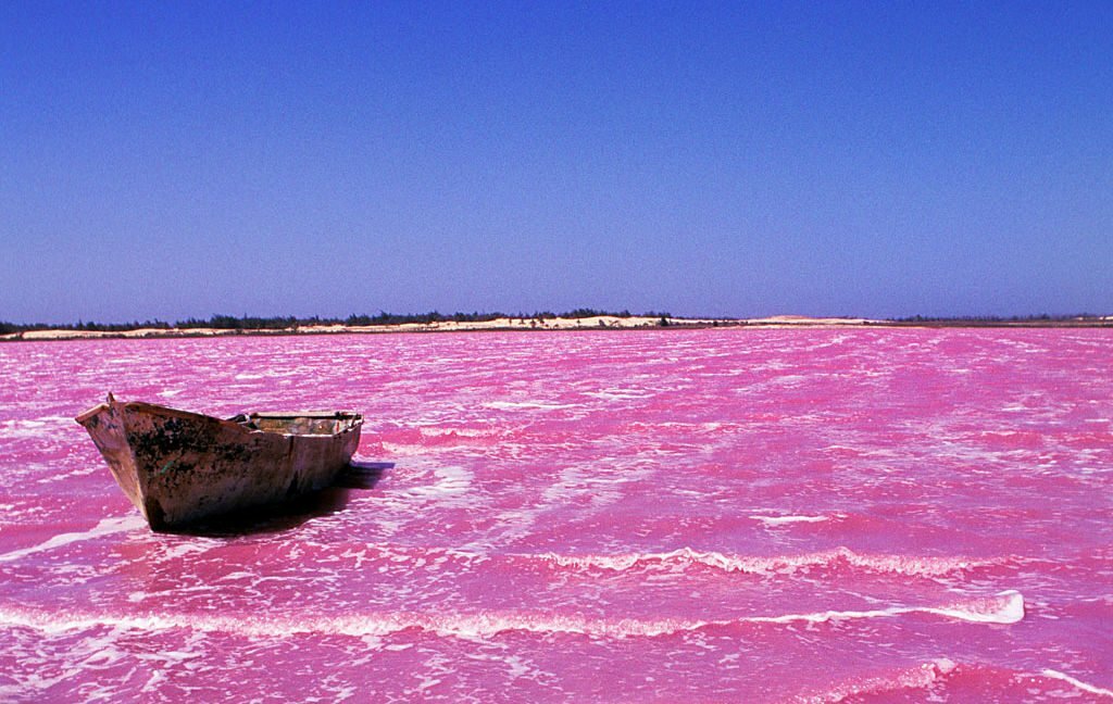 Красотата на розовите езера по света