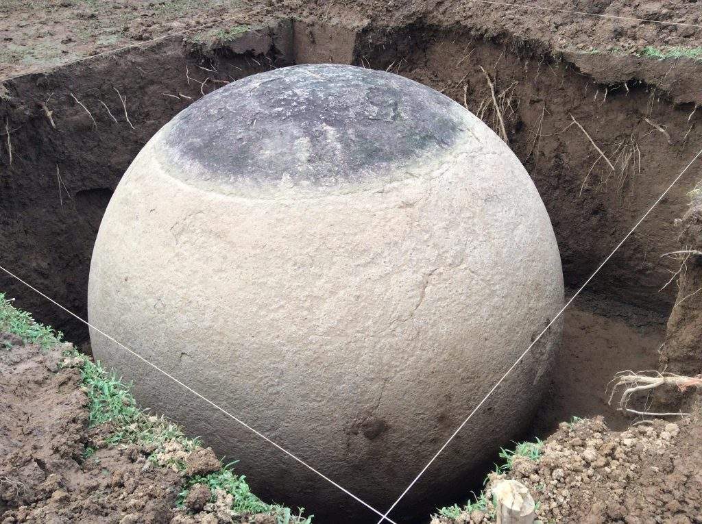 Изследователи в Коста Рика изкопават почти „Съвършена” масивна каменна сфера