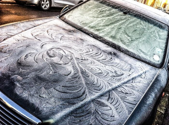 Снежно изкуство: замръзнали автомобили