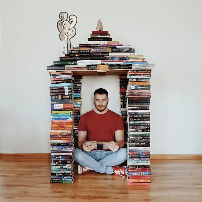 Млад мъж влюбен в книгите превръща огромната си библиотека в произведения на изкуството