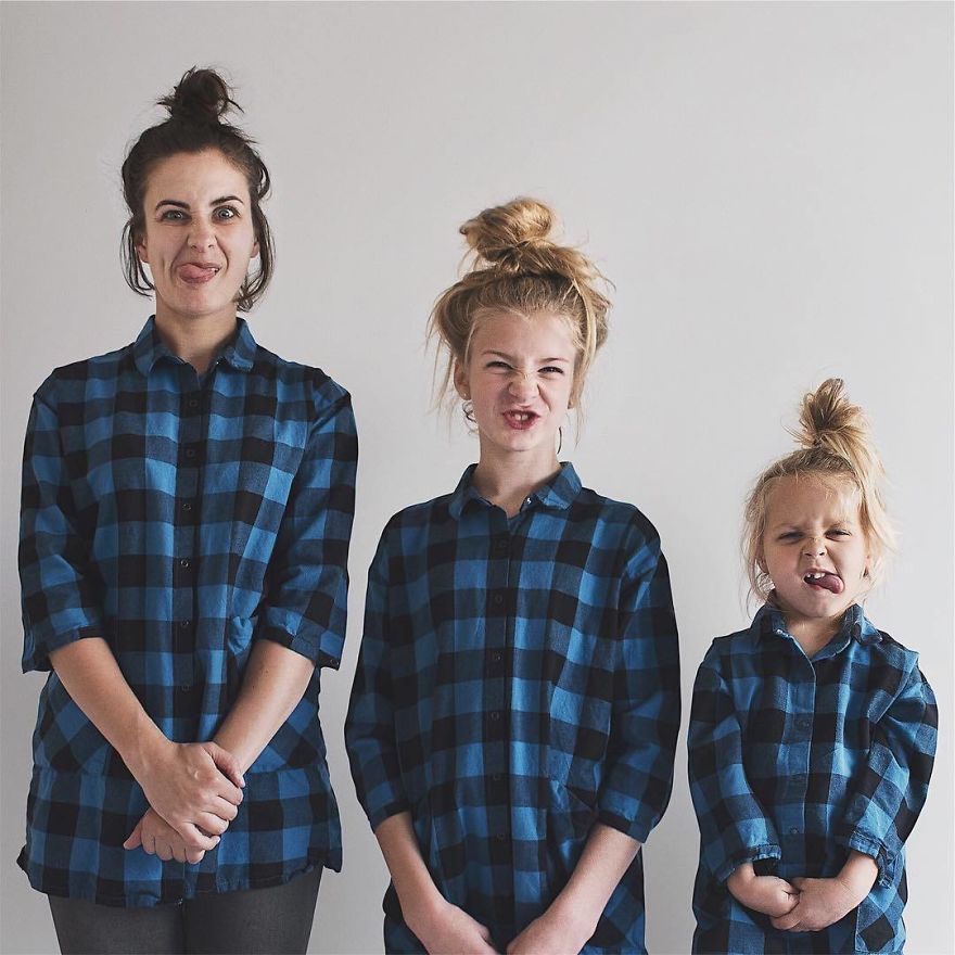 Майка и двете й дъщери си правят очарователни снимки с еднакви облекла