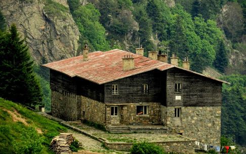 Интересни и необичайни места, където да отседнем в България