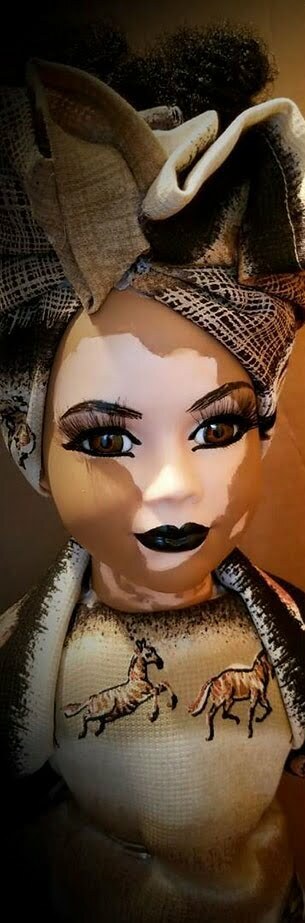 Артист създава кукли с витилиго за деца, които страдат от същото кожно заболяване