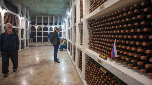 Зад стените на този луксозен подземен град Путин крие колекцията си от вино