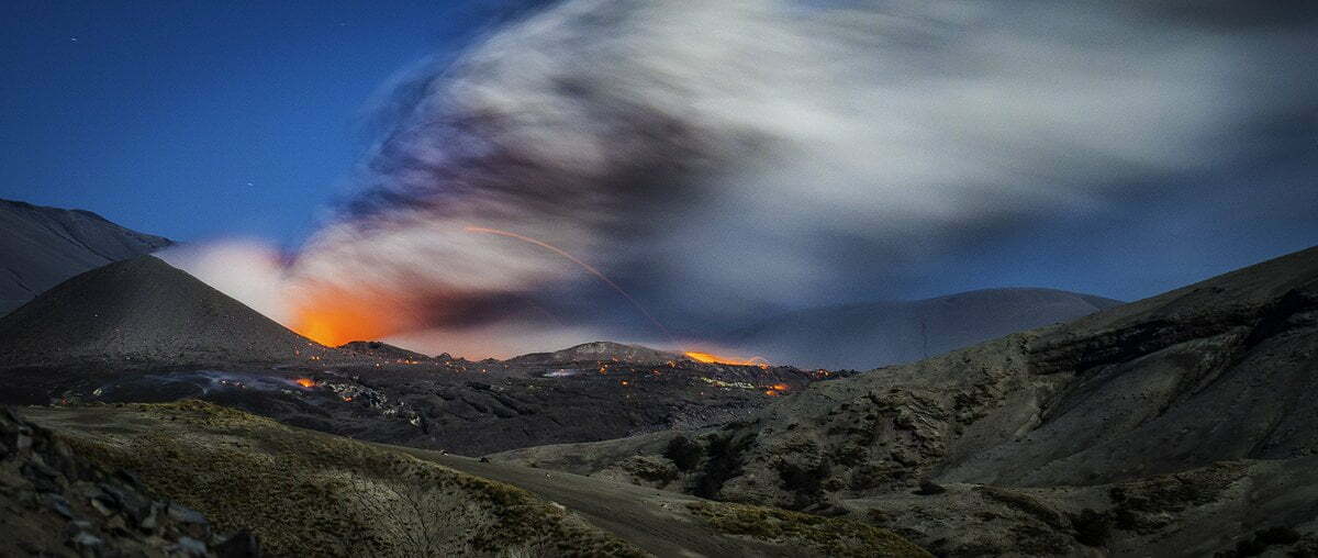 Издигащ се вулканичен дим и мълнии във фотографиите на Франциско Негрони