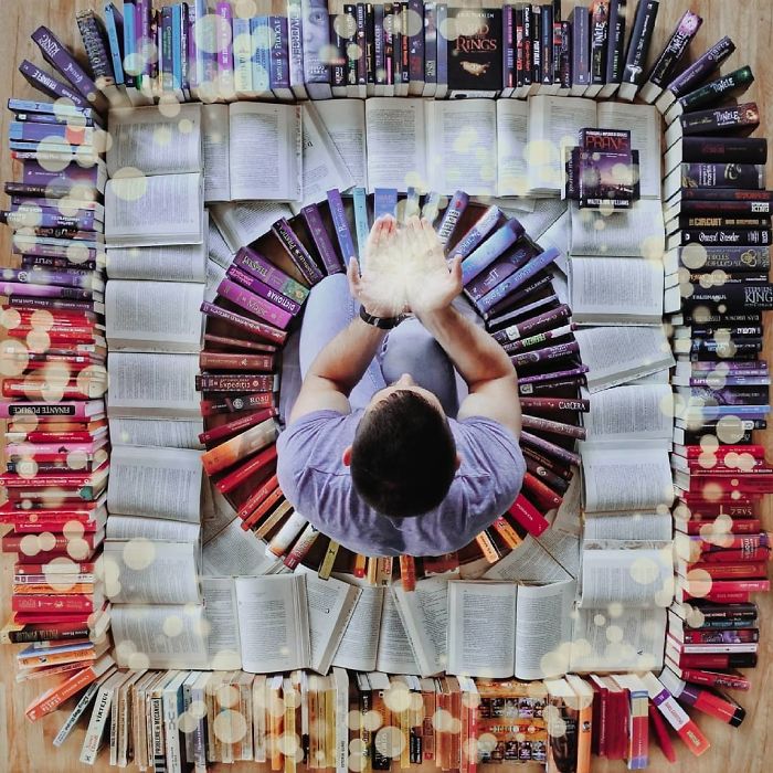 Млад мъж влюбен в книгите превръща огромната си библиотека в произведения на изкуството