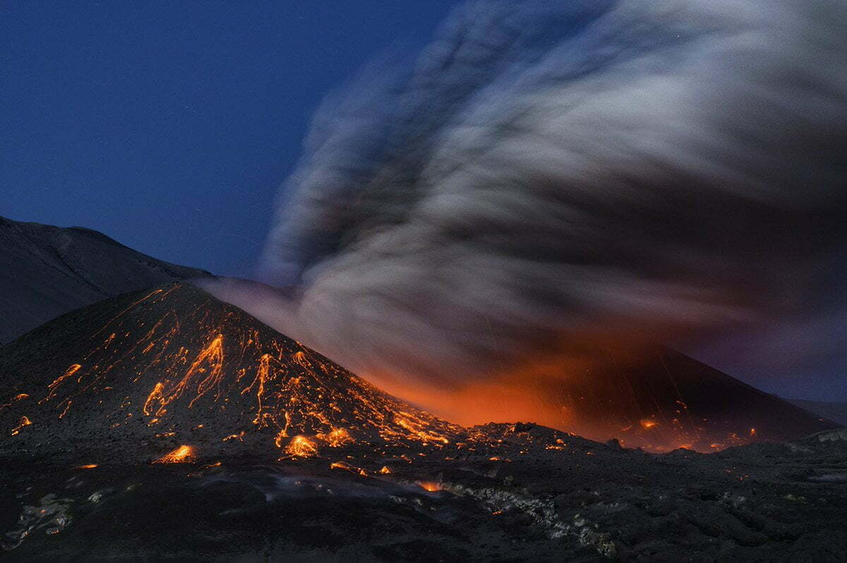 Издигащ се вулканичен дим и мълнии във фотографиите на Франциско Негрони
