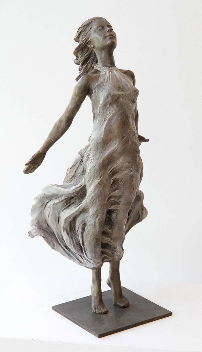 Артист създава скулптури на жени, които са с реални човешки размери и са повече от невероятни