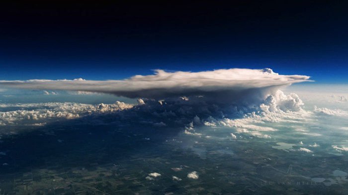 На височина от 10 000 метра – вижте красотата на буреносните облаци