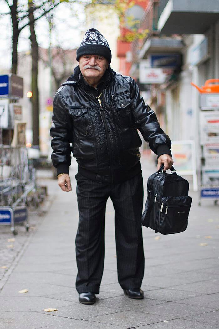 83-годишен мъж носи различен костюм всеки ден, а фотографът, който го среща случайно, започва да го снима