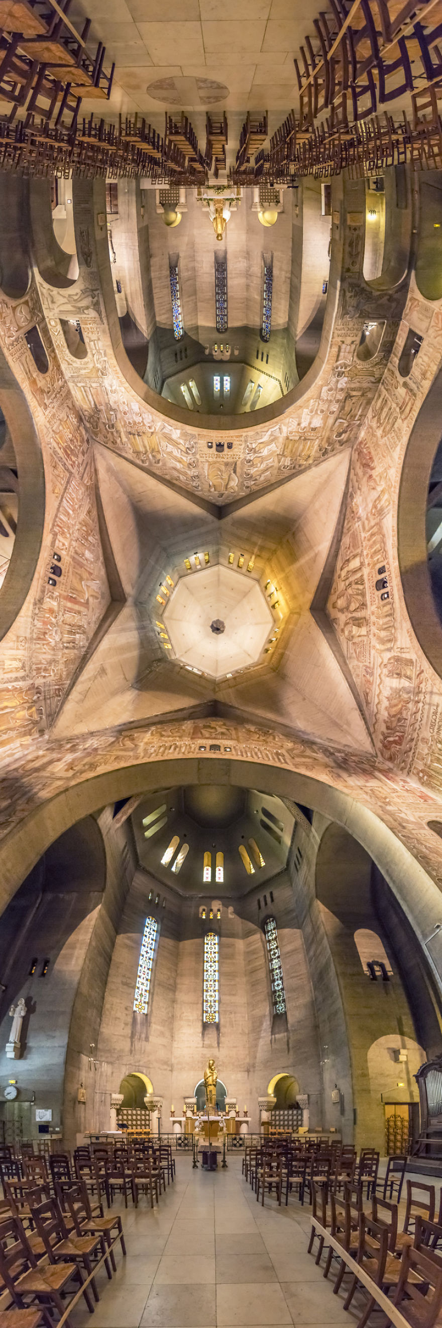 Фотограф заснема църквите на Париж по неповторим начин, от който може да ви се завие свят