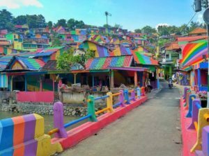 Градът на дъгата - там, където скучните къщи се превръщат в цветни произведения на изкуството