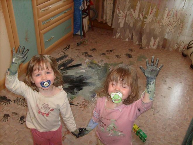 Забавни снимки, изобразяващи как изглеждат 5 минути тишина в къща, в която има деца