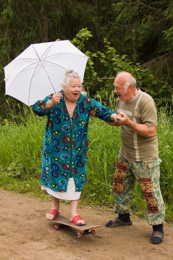 Възрастни двойки, доказващи, че старостта не е причина да не се забавляваш