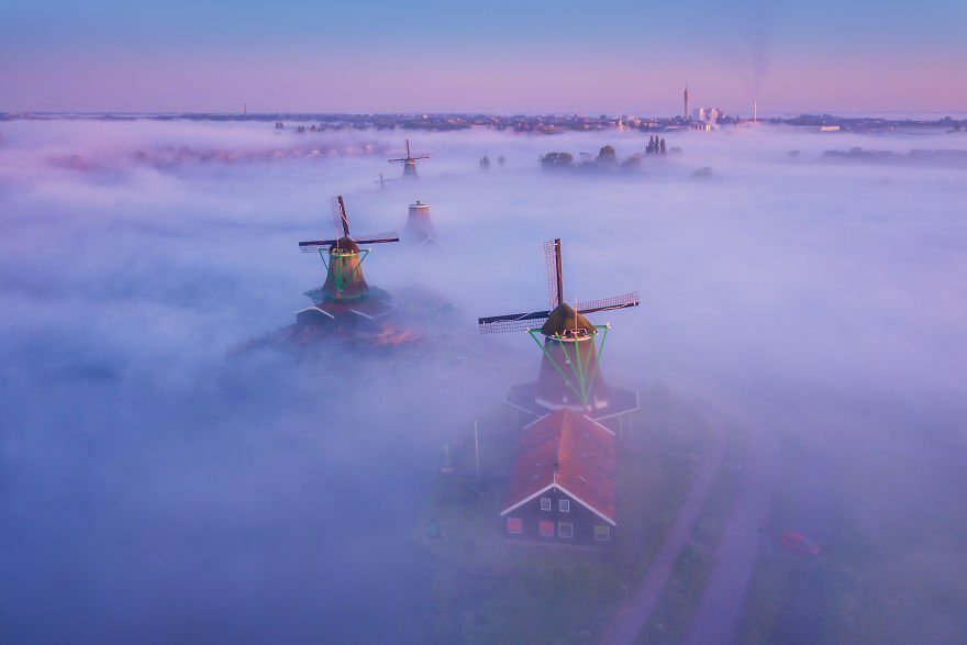 Фотограф снима вятърни мелници сред мъглата и резултатите са очарователни