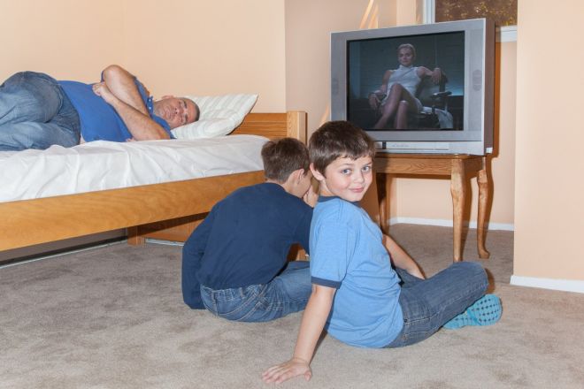 Забавни снимки, изобразяващи как изглеждат 5 минути тишина в къща, в която има деца