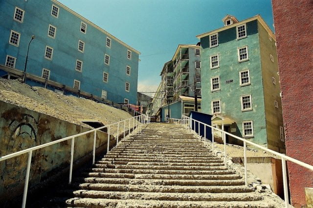 Миньорското градче Сюел в Чили, познато като „града на стълбите“, в което няма пътища