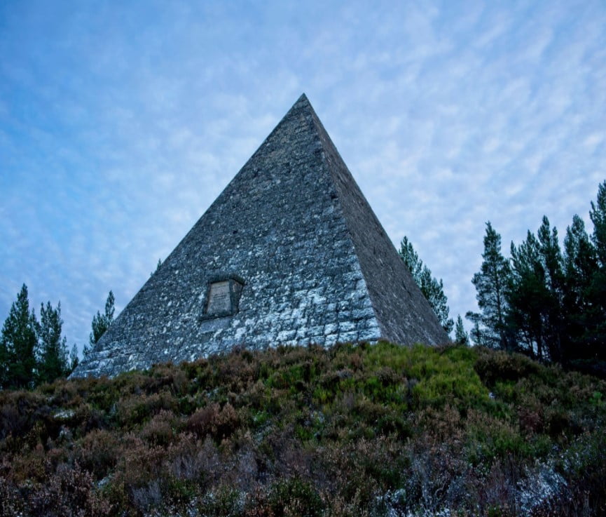 Скръбната пирамида, която английската кралица крие в имението си