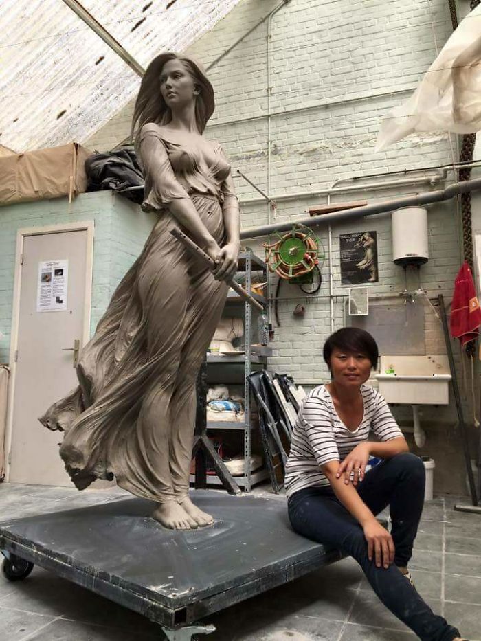 Артист създава скулптури на жени, които са с реални човешки размери и са повече от невероятни