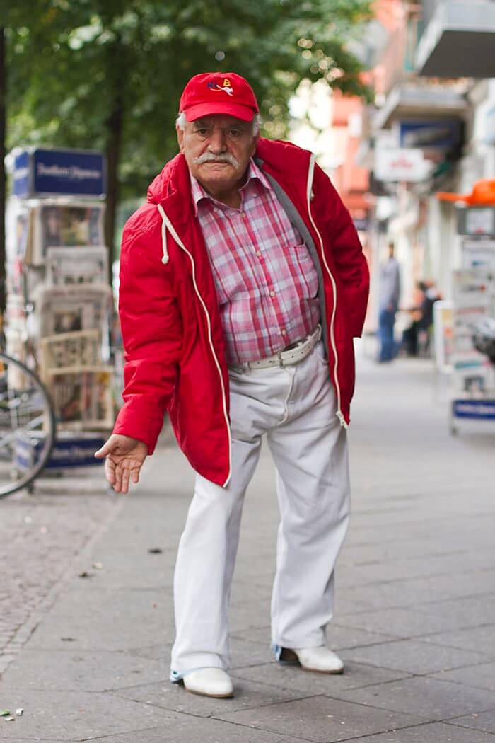 83-годишен мъж носи различен костюм всеки ден, а фотографът, който го среща случайно, започва да го снима