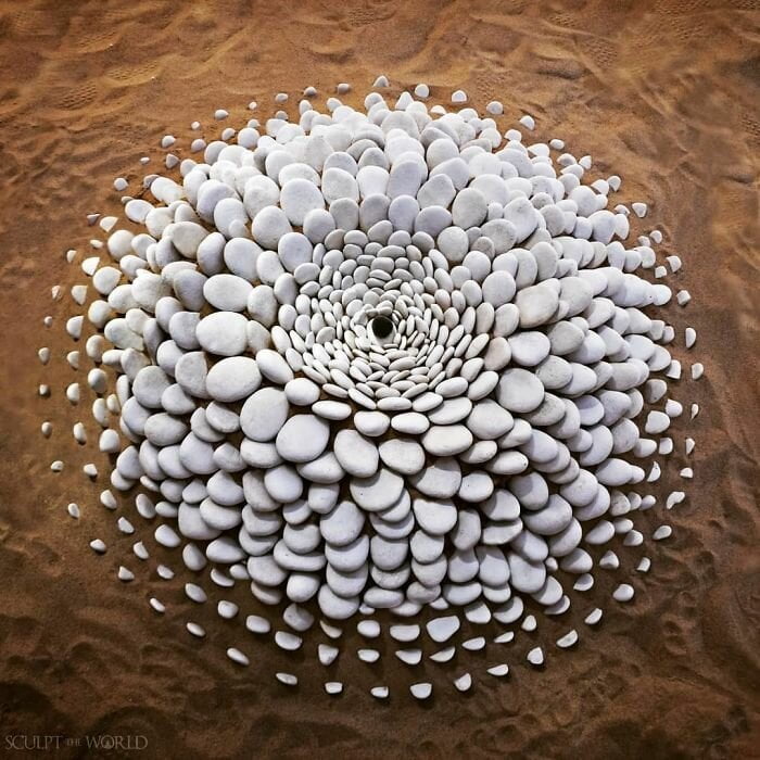 Художник създава настроение с изумителните си каменни произведения на плажа
