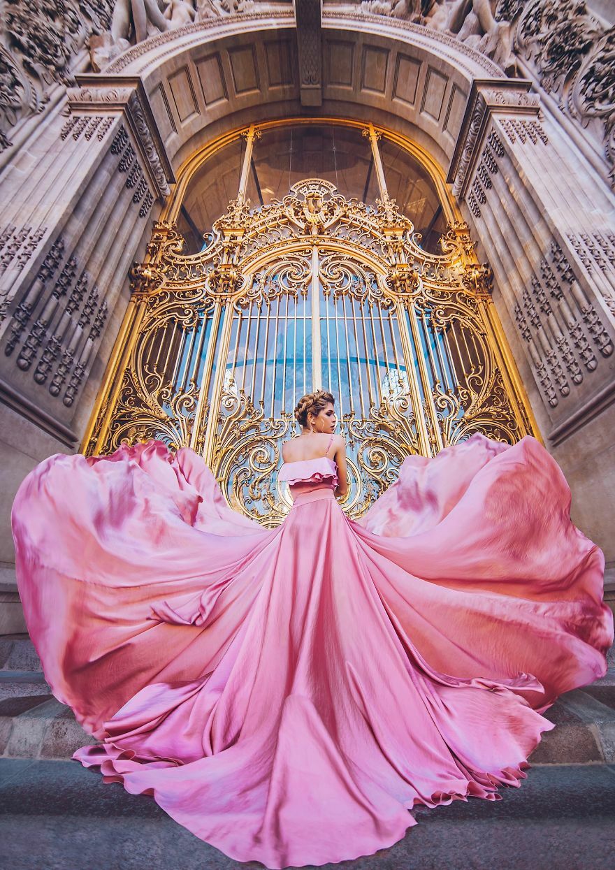 Фотограф пътува по света, за да снима жени с рокли на най-невероятните места