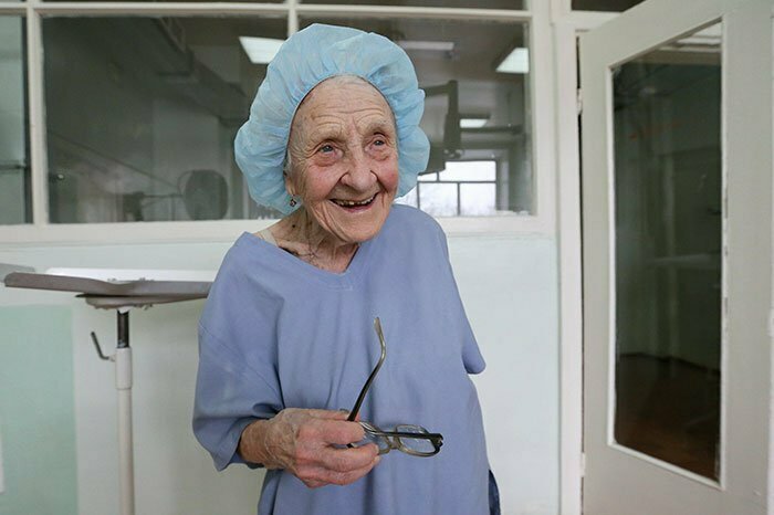 Запознайте се с най-възрастния хирург, която е на 89 години и все още прави по 4 операции на ден