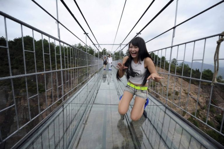 Най-дългият стъклен мост в света ще ви изуми със своята красота