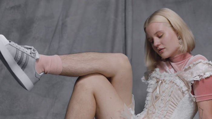 Шведски модел, критикуван заради окосмяването си, след като участва в реклама на „Адидас“