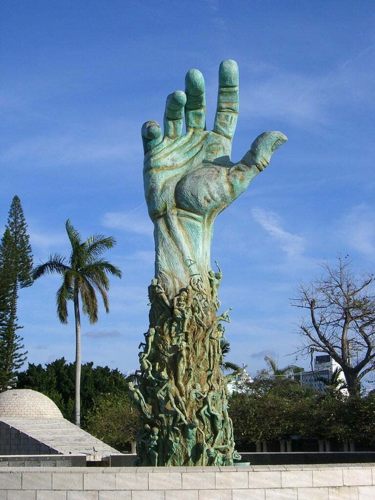Огромни скулптури на ръце от целия свят