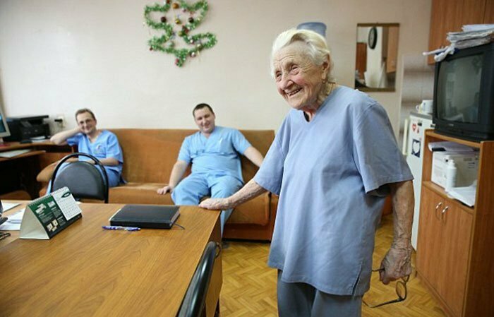 Запознайте се с най-възрастния хирург, която е на 89 години и все още прави по 4 операции на ден