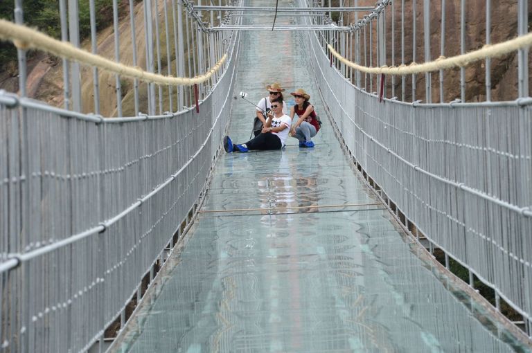 Най-дългият стъклен мост в света ще ви изуми със своята красота