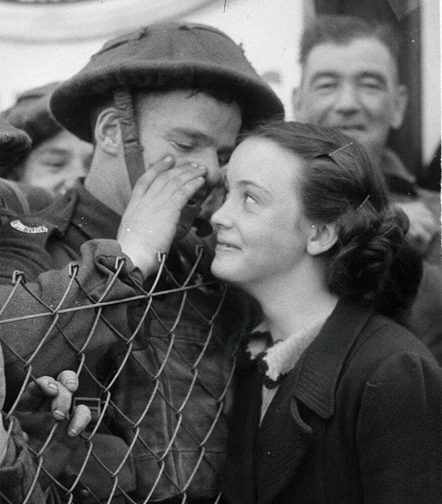Исторически снимки, уловили любовта по време на война