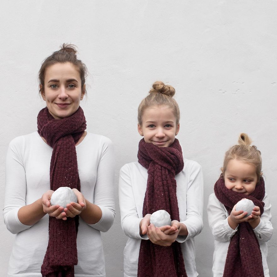 Майка и двете й дъщери си правят очарователни снимки с еднакви облекла