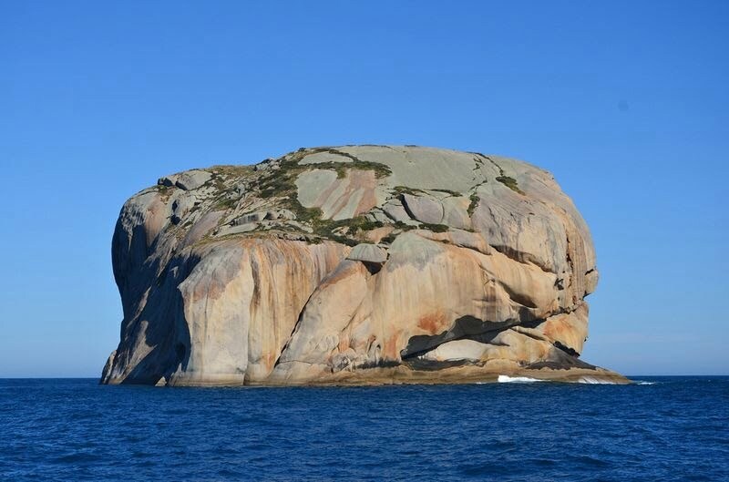 Скалата череп - един от най-недостъпните острови в света