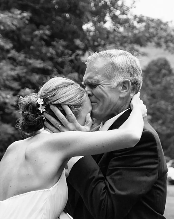 Емоционални снимки, когато бащите за първи път виждат дъщерите си в сватбени рокли