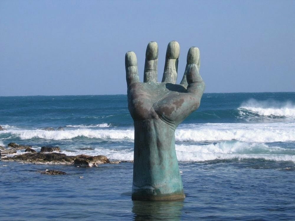 Огромни скулптури на ръце от целия свят