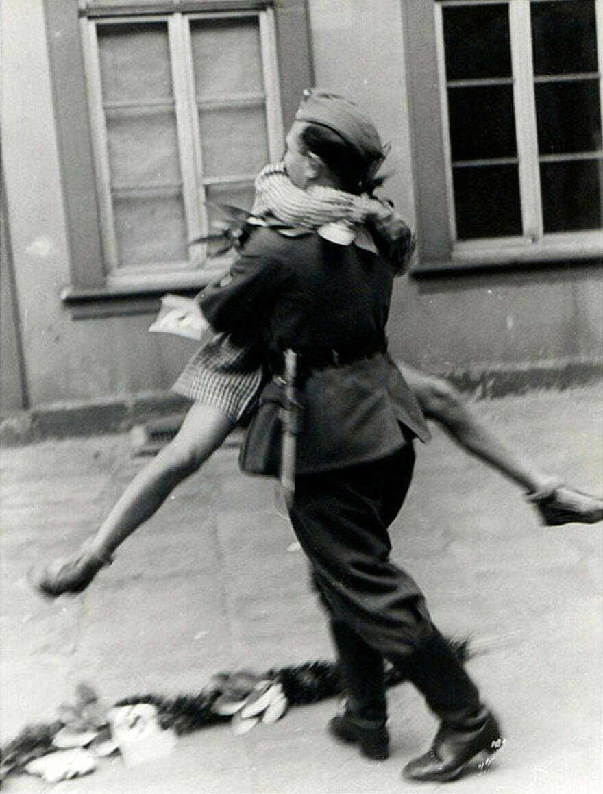 Исторически снимки, уловили любовта по време на война