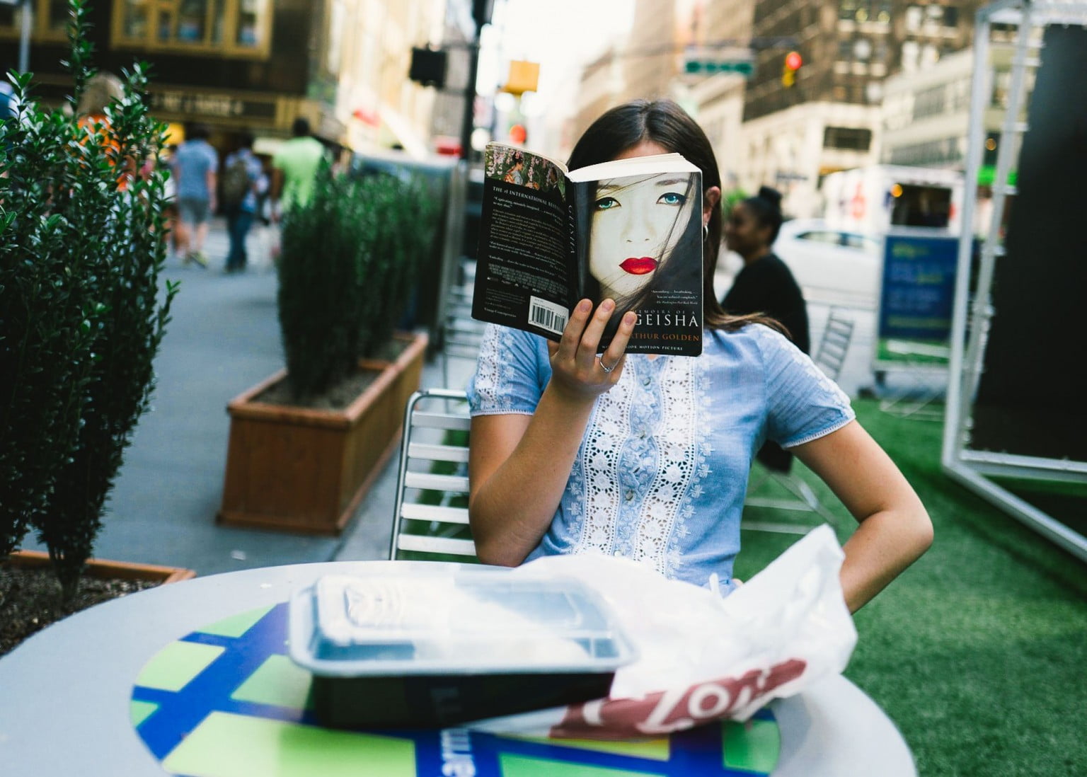 Фотограф открива „света на случайностите“ по улиците на Ню Йорк