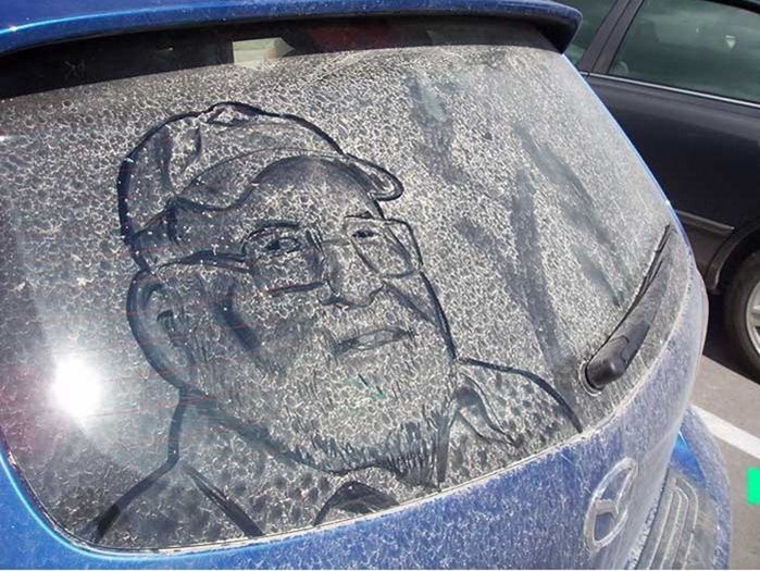Изкуство върху мръсни автомобилни стъкла