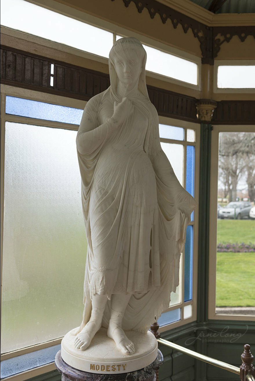 Жена „оцветява“ статуи от 19 век, за да им вдъхне живот