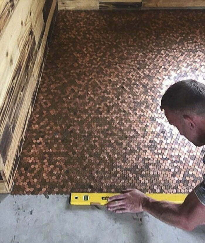 Когато на този бръснар му определят цена от 1000 лири за ремонт на пода на новооткрития му салон, той решава да го покрие със 70 000 пенита
