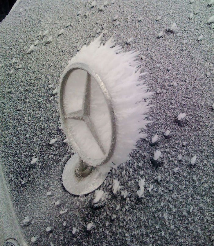 Снежно изкуство: замръзнали автомобили