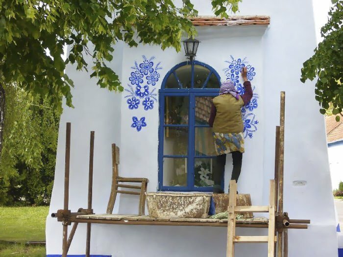 90-годишна жена от Чехия преобразява цялото село, благодарение на рисунките си