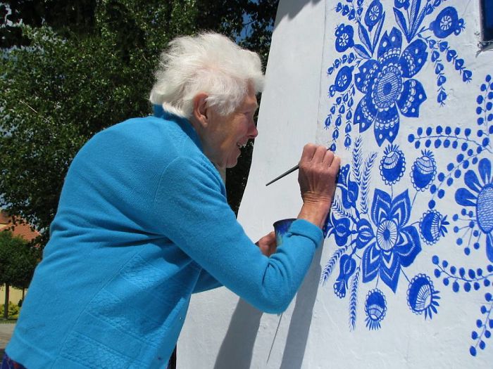 90-годишна жена от Чехия преобразява цялото село, благодарение на рисунките си