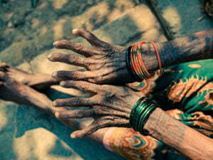 Снимки на последните татуирани жени от племето Тару