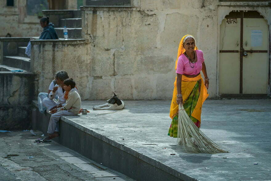 Фотограф прави снимки на индийския град Джайпур, докато обикаля улиците с такси