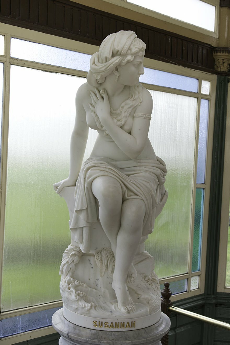 Жена „оцветява“ статуи от 19 век, за да им вдъхне живот