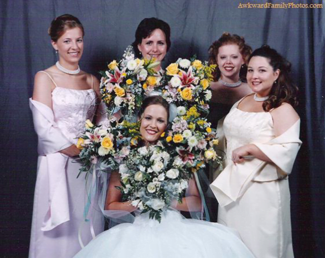 Уникални сватбени снимки, които предизвикват неудобство в младоженците